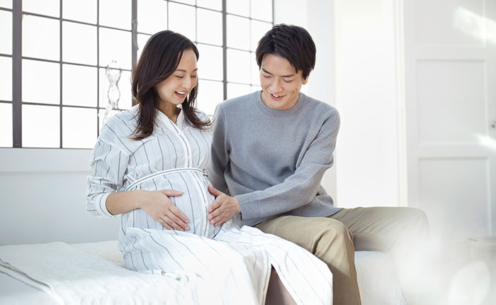 妻の妊娠を喜んでいる