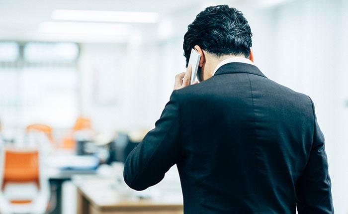 すぐ本人に連絡する