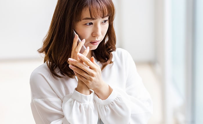 電話やメールで連絡する