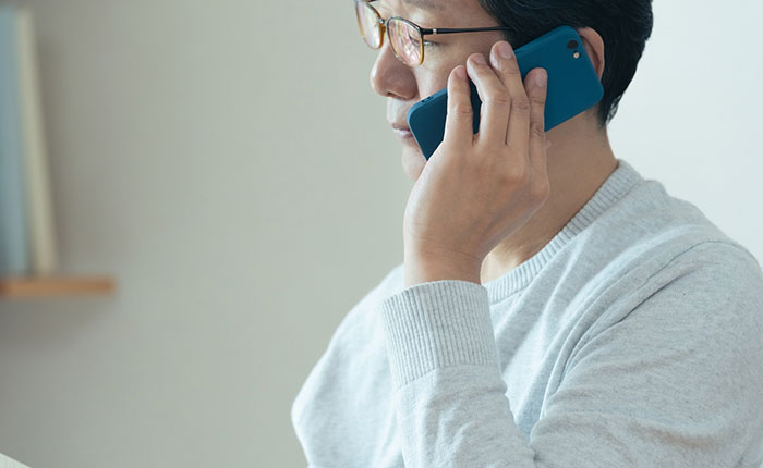 家族や友人に連絡する