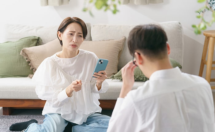 すぐに問い詰めるのはリスクが大きい