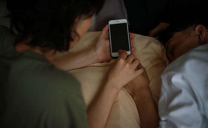 勝手にスマホを見る行為は違法になる可能性がある