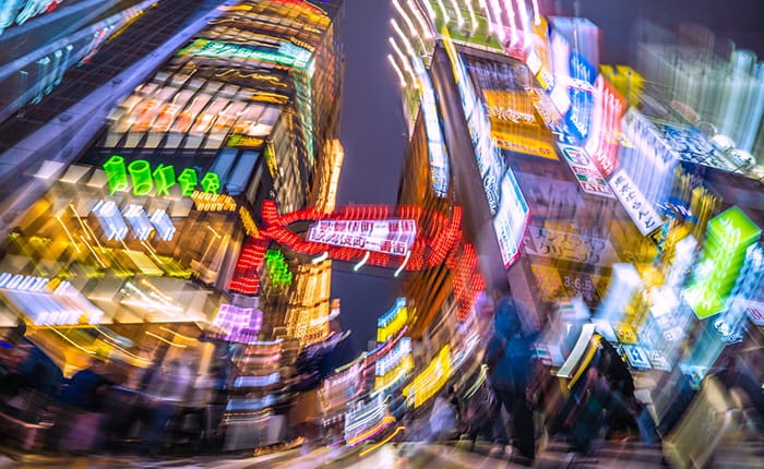 夜の街での尾行は即バレする可能性が高い