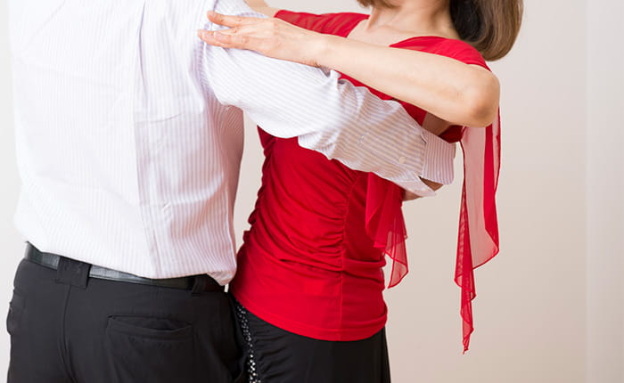社交ダンスをする男女