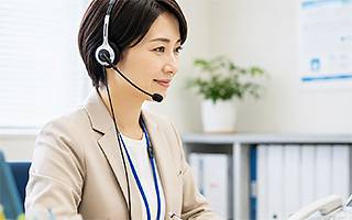 電話で相談を受けるカウンセラー