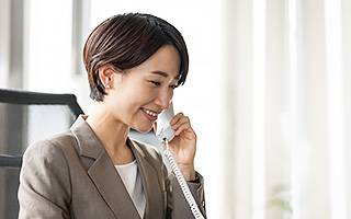 相談内容をメモしながら話を聞くカウンセラー
