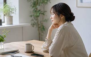 電話相談を終えて落ち着いて考える女性