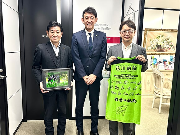 レバンガ北海道の折茂社長との記念写真撮影